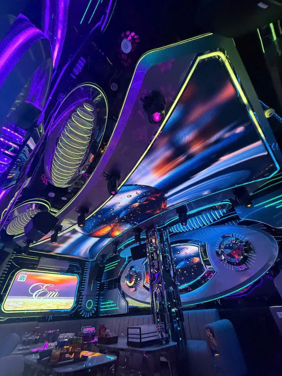 다낭 손짜 KTV 소파 좌석과 룸 구조