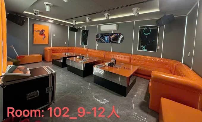 GK22 KTV 골든킹덤 22 VIP룸 소파와 조명 연출 모습